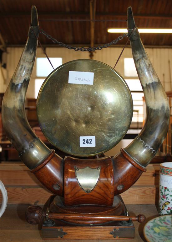 Horn mounted gong